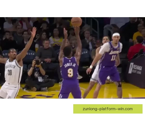 NBA历史首次父子连线 詹姆斯传球布朗尼外线三分命中