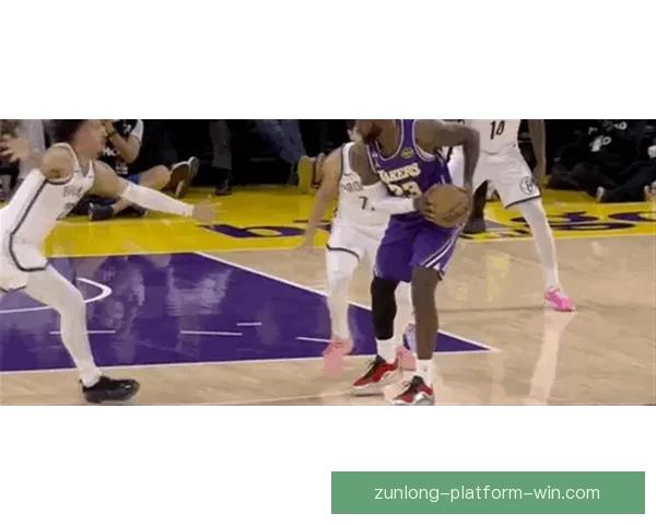 NBA历史首次父子连线 詹姆斯传球布朗尼外线三分命中